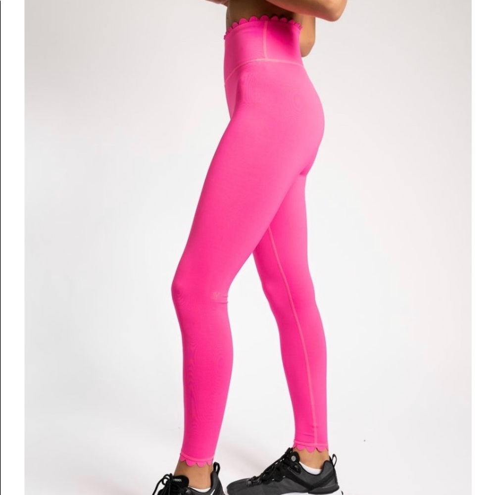 IVL.Collective Scallop Legging - Neon Pink
